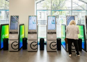 Более 450 тысяч жителей Поволжья совершили операции через банкоматы Сбера за последний год