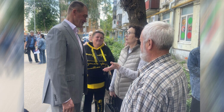 Александр Милеев на встрече с жителями дома по ул.Георгия Димитрова, 74