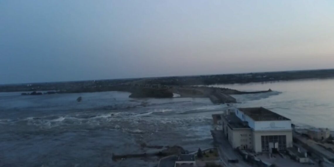 Разрушенная плотина Каховской ГЭС, фото: соцсети