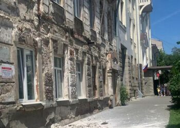 В Самаре обрушилась стена старого дома рядом с гимназией №3