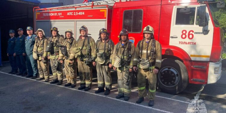 Пожарные, спасшие 6 человек в Тольятти 3 июня
Фото: ГУ МЧС РФ по Самарской области