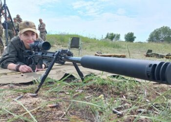 Жена генерала из Самары научилась стрелять из снайперской винтовки