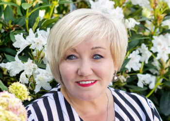 Специалисты садового центра Веры Глуховой посадили сто гортензий на Полевом спуске в Самаре