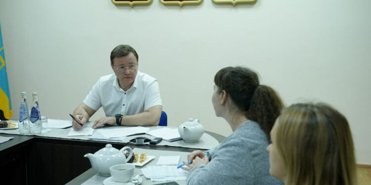Дмитрий Азаров встречается с семьями участников СВО в Отрадном. Фото: пресс-служба правительства Самарской области