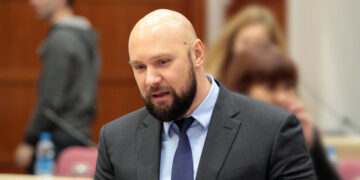 Как депутата-бизнесмена Владимира Кошелева в очередной раз ученой степени лишали