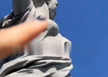 На туристку из Самары завели уголовное дело за осквернение мемориала в Волгограде