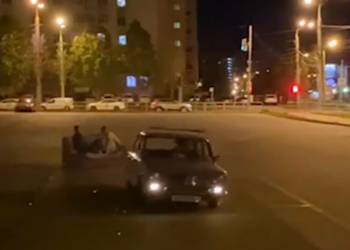 Жители Самары устроили ночные катания на диване на парковке Онкоцентра