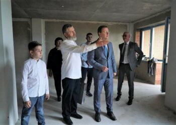 В Самарской области губернатор Дмитрий Азаров вручил ключи от квартир дольщикам