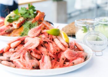 Роскачество опубликовало список брендов, под которыми вместо тигровых креветок продают дешевых рачков