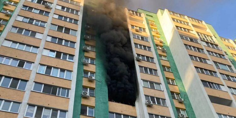 Пожар на улице Гая, 27Б Фото: пресс-служба ГУ МЧС РФ по Самарской области