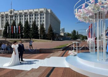 В Самаре на площади Славы сочетались браком 32 пары молодоженов