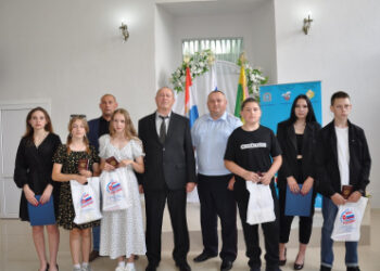 В Самарской области подросткам торжественно вручили первые паспорта РФ