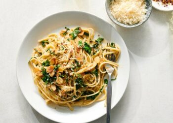 Маслянисто-лимонная паста с миндалем и рукколой