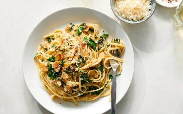 Маслянисто-лимонная паста с миндалем и рукколой