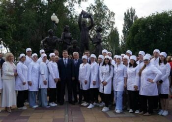 В Самаре в парке Мира открыли памятник медикам «Наследие и Наставничество»