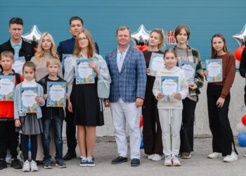 Более 300 детей сотрудников «Самарского Стройфарфора» получили подарки ко Дню знаний