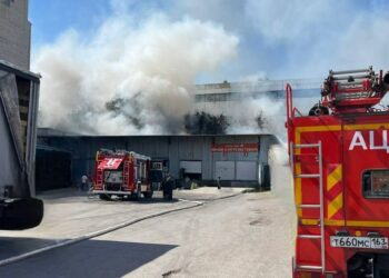 В Самарской области загорелся склад, площадь пожара более 300 кв метров