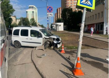 В Самаре вылетевшая на тротуар иномарка сбила женщину