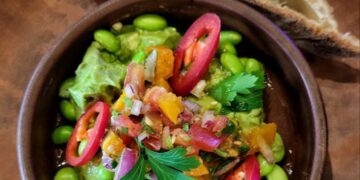 Отказ всего от 10 грамм соли в день помогает от гипертонии не хуже лекарств: результаты исследования