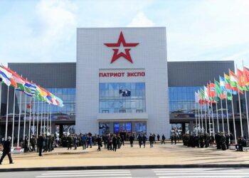 Губернатор Дмитрий Азаров во главе делегации Самарской области работает на форуме «Армия-2023»