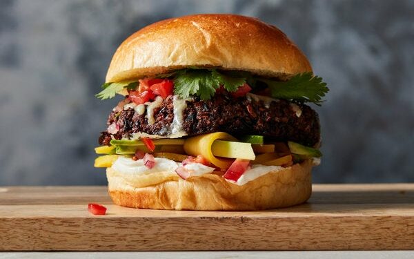 Вегетарианские бургеры с красной фасолью, острым йогуртом, манго и сальсой