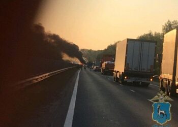 На трассе М-5 в Самарской области в массовом ДТП с бензовозом сгорело три автомобиля