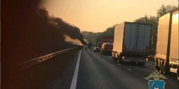 На трассе М-5 в Самарской области в массовом ДТП с бензовозом сгорело три автомобиля
