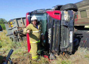 В Самарской области поезд сошел с рельсов из-за столкновения с грузовиком