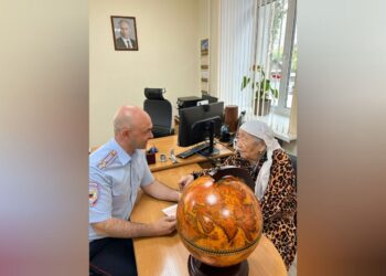 В Самаре выдали загранпаспорт и подарили глобус 109-летней бабушке