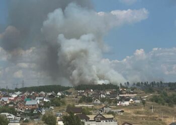 Десятки пожарных и целый поезд спасают от огромного пожара Тольятти