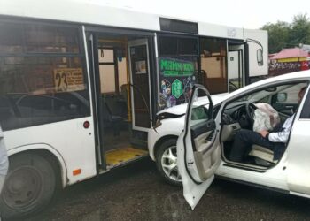 В Самаре водитель без прав протаранил пассажирский автобус №23