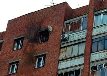 Украинский ударный беспилотник врезался в Курске в жилую многоэтажку