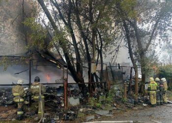 В Самаре ликвидировали открытое горение на масштабном пожаре в нежилом здании