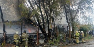 В Самаре ликвидировали открытое горение на масштабном пожаре в нежилом здании