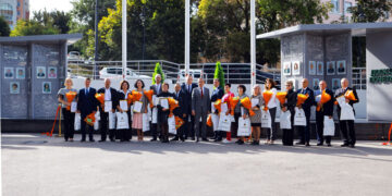 Перед зданием «Самаранефтегаза» открыли Доску почета заслуженным работникам предприятиям