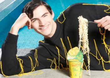 Одежду смешали с лапшой в коллаборации двух брендов