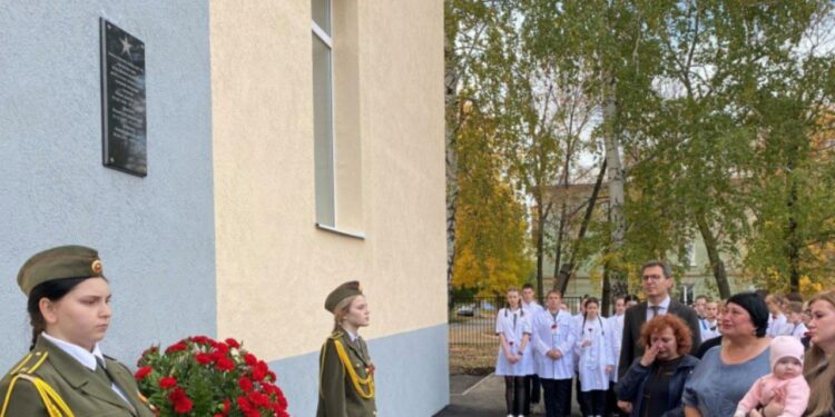 Открытие мемориальной доски в память о выпускниках Новокуйбышевского медицинского колледжа, фото: smedk.ru