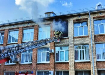 В Самарской области загорелась школа, эвакуировали 760 человек