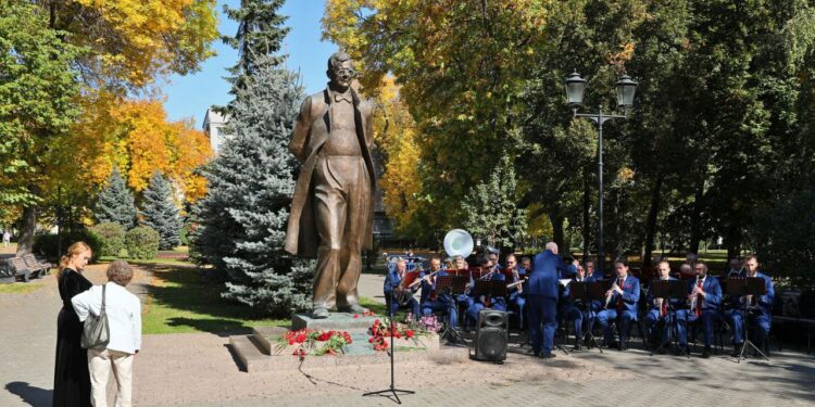 В Самаре возложили цветы памятнику Шостаковичу, фото: пресс-служба администрации г.о. Самара