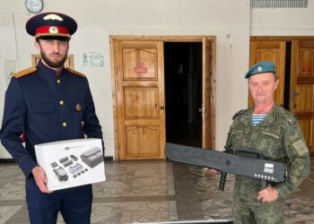 Сотрудник СК Тольятти передал коптер и противодронное ружье в зону СВО