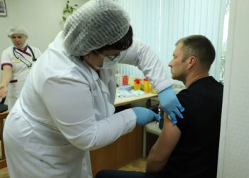 Большинство водителей и кондукторов электротранспорта в Самаре уже вакцинировалось от гриппа