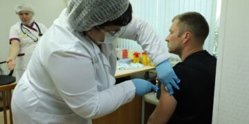 Большинство водителей и кондукторов электротранспорта в Самаре уже вакцинировалось от гриппа