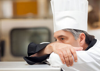 Дефицит персонала заставляет самарских рестораторов повышать зарплаты и переманивать сотрудников