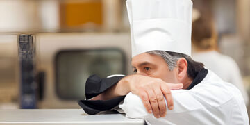 Дефицит персонала заставляет самарских рестораторов повышать зарплаты и переманивать сотрудников