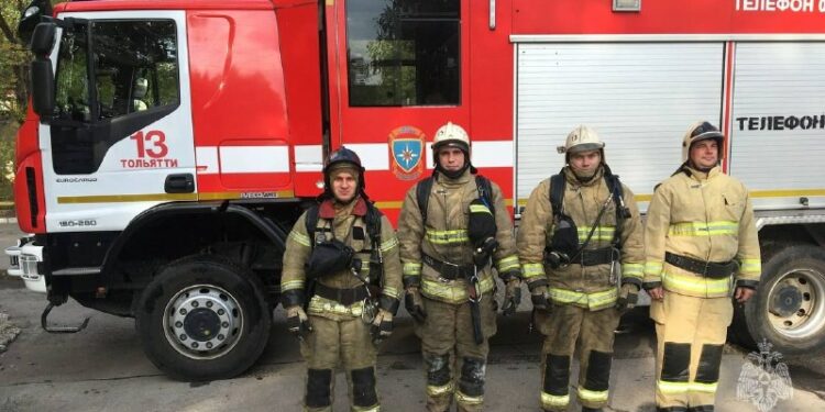 Тольяттинские пожарные, спасшие местных жителей из огня, фото: t.me/mchs_samara