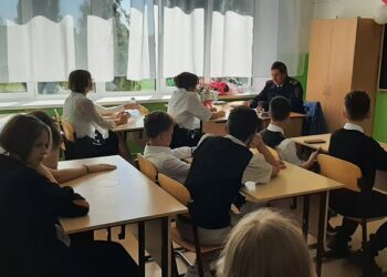 В школах Самарской области полицейские провели уроки мужества