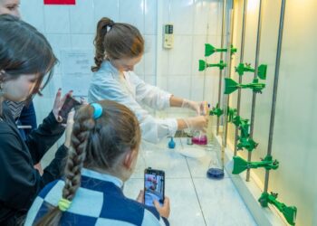 Начинающие экологи познакомились с работой химиков «Газпром трансгаз Самара»