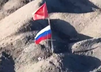 Над Авдеевским терриконом подняли флаг России