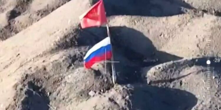 Флаги России и 114-й ОМСБР над Авдеевским, фото: соцсети терриконом