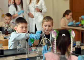 Нефтехимики Новокуйбышевска провели фестиваль для юных исследователей